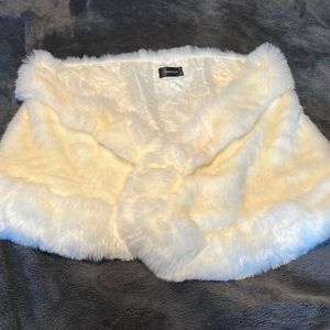 Women’s Faux Fur Shaw 🤍